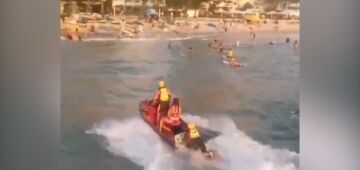 Banhistas são arrastados até as pedras por forte ventania em Copacabana, no Rio