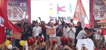 João e Marília sobem no palanque de Elias Gomes na convenção de Jaboatão