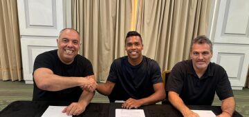 Flamengo oficializa contratação do lateral-esquerdo Alex Sandro