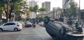 Carro capota após colidir com outro veículo em cruzamento em Boa Viagem