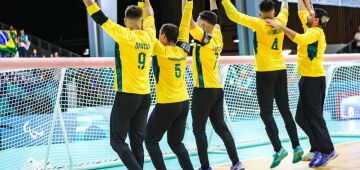 Atual campeão, goalball do Brasil supera França na estreia em Paris