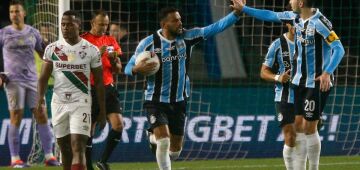 Grêmio vence Fluminense de virada e larga na frente nas oitavas da Libertadores