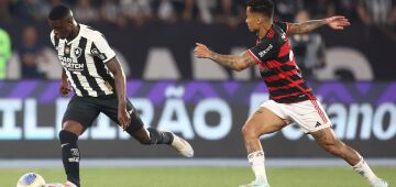 Botafogo domina o Flamengo, goleia o rival no clássico e reassume a liderança do Brasileiro