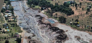 Trecho de rodovia atingida por rompimento de barragem desaba em MS