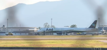 Aeroporto de Florianópolis fecha após avião da Azul sofrer danos ao pousar