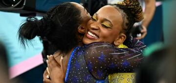 Brasileira cria fanfic erótica em que Rebeca Andrade e Simone Biles vivem romance; leia trechos