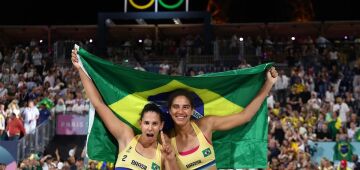 Duda e Ana Patrícia vencem canadenses no tie-break e conquistam ouro no vôlei de praia