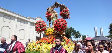 Festa de Nossa Senhora da Cabeça 2024: centenas de fiéis ocupam ruas do Bairro do Recife