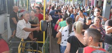 Greve de ônibus no Grande Recife começa com alta procura e poucos ônibus, no TI Joana Bezerra