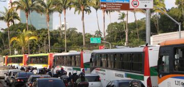 Greve dos rodoviários: ônibus fazem fila dupla na avenida Agamenon Magalhães nesta terça (13)