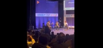 Após bate-boca, Boulos dá tapa em carteira de trabalho de Pablo Marçal em debate; vídeo