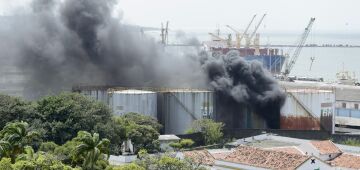 Princípio de incêndio atinge barril de combustível no Porto do Recife