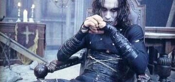 Remake de 'O corvo' não teve armas no set por causa da morte de Brandon Lee no filme original