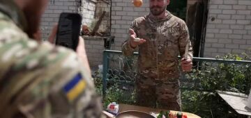 Influencer na guerra: Soldado "chef" viraliza ao postar vídeos com receitas no TikTok