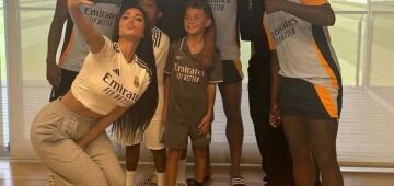 Kim Kardashian visita CT do Real Madrid e posa para fotos com Vini Jr. e outros jogadores