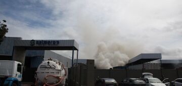 Incêndio atinge empresa de reciclagem em Jaboatão; Bombeiros atuam para combater chamas