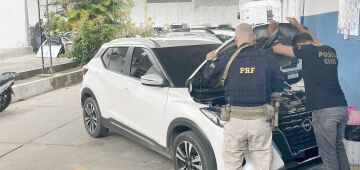 Carro roubado é recuperado após motorista notar que veículo tinha placas iguais ao seu