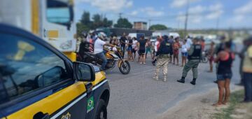 Protesto interdita trecho da BR-101 na altura de Igarassu, nesta sexta-feira (30)