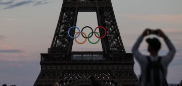 Descendentes do criador da Torre Eiffel querem que os anéis olímpicos sejam removidos do monumento