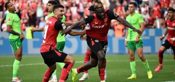 Leverkusen mantém 'hábito' e vence Wolfsburg nos acréscimos