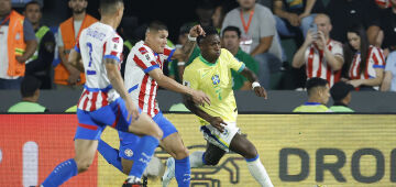 Vinícius Júnior pede desculpas à torcida e admite atuação abaixo do esperado na seleção