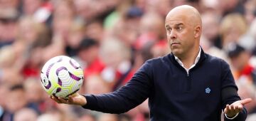 Slot revela insatisfação de Salah com reserva no Liverpool, mas aposta em retomada do atacante