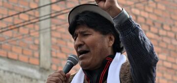 Manifestantes bloqueiam vias ante provável prisão de Evo Morales