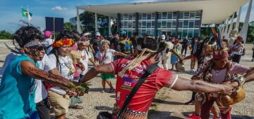 Indígenas marcham em Brasília e bloqueiam vias contra marco temporal