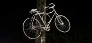 Protesto homenageia ciclistas atropelados no Recife com bicicletas brancas que simbolizam a morte