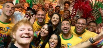 Ed Sheeran visita escola Grande Rio e interage com os sambistas