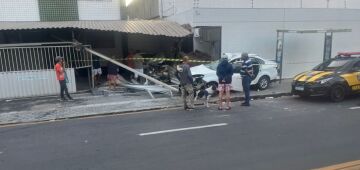 Motorista colide com muro de prédio em Olinda; carro estacionado e portão também foram atingidos