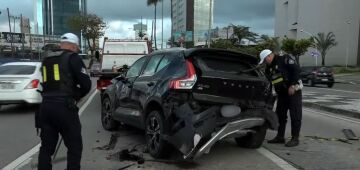 Carro capota após colidir com poste em avenida na Zona Sul do Recife; motorista é levada a hospital