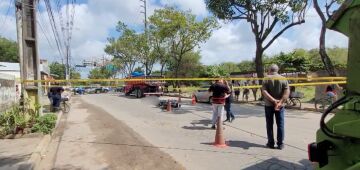 Motociclista morre após tentar passar entre dois caminhões em avenida na Zona Oeste do Recife