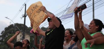 Fãs de Deolane Bezerra passam o dia em frente à unidade prisional no Recife: "Solta a patroa"