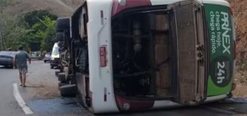 Ônibus que levava time de futebol americano tomba e mata três, na Serra das Araras