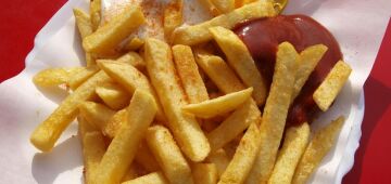 Esqueça o molho na batata frita: a combinação pode dobrar o número de calorias; entenda o motivo