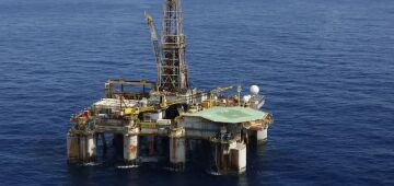 Petróleo fecha dia em alta com endurecimento de tensões globais, mas cai 1% na semana