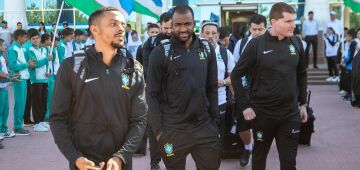 Seleção brasileira desembarca em Bukhara para estreia na Copa do Mundo de futsal do Uzbequistão