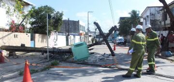 Caminhão arrasta fios e derruba seis postes, na Várzea, Zona Oeste do Recife