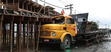 Caminhão atinge passarela em construção na BR-232, no bairro do Curado, e deixa feridos