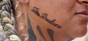 Em tom de homenagem, fãs tatuam nome de Deolane Bezerra: "A gente ama a doutora"