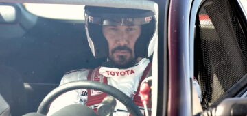 Ator Keanu Reeves gira com carro e termina em 25&ordm; em estreia nas corridas da Toyota GR Cup