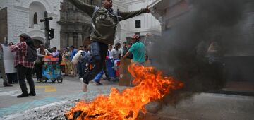 Equatorianos protestam contra Noboa por crises de energia e segurança