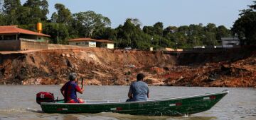 Autoridades resgatam corpos de criança e adulto desaparecidos após deslizamento no Amazonas