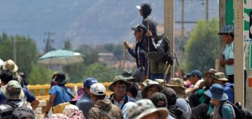 Camponeses próximos a Evo Morales prometem radicalizar protestos na Bolívia