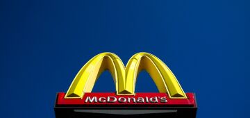 McDonald's é associado a intoxicações alimentares e uma morte nos EUA; rede tira hambúrguer de menu