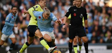 Haaland encerra jejum no Inglês e leva o Manchester City à liderança