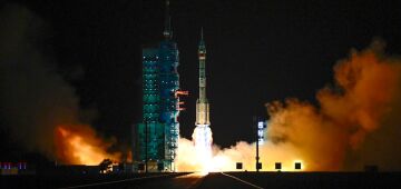 Missão com três tripulantes chineses decola rumo à estação espacial Tiangong