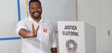 Em Olinda, Vinicius Castello (PT) vota no Bonsucesso acompanhado de comitiva