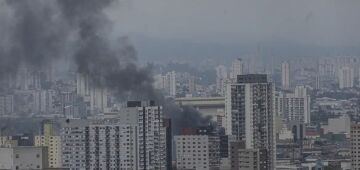 Prédio no Brás, em São Paulo, pega fogo e corre risco de desabar